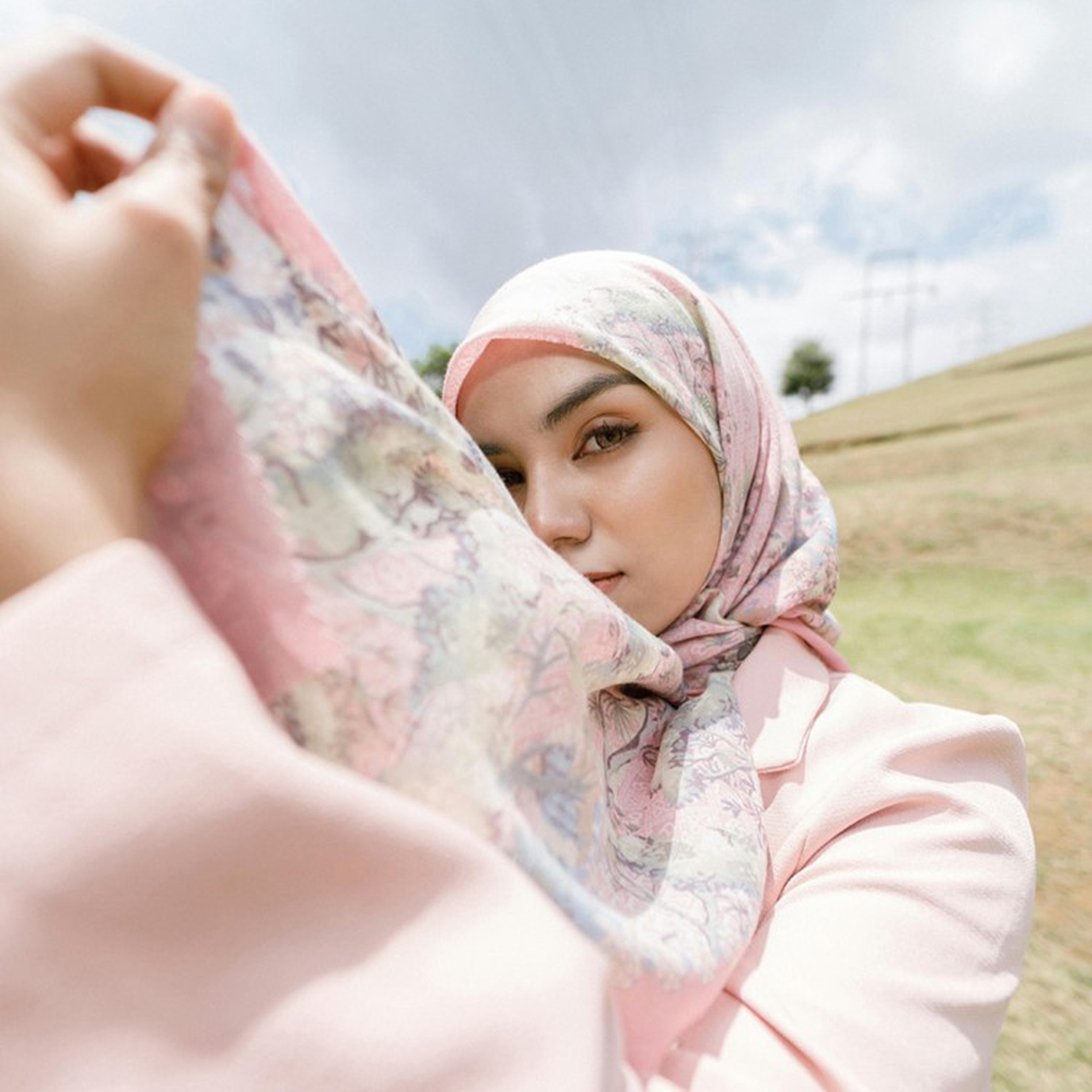 53-52-A-vibrant-woman-in-a-striking-printing-hijab-confidently-poses-highlighting-her-creativity-and-expressing-her-unique-sense-of-fashion 53-52-A-vibrant-woman-in-a-striking-printing-hijab-confidently-poses-highlighting-her-creativity-and-expressing-her-unique-sense-of-fashion